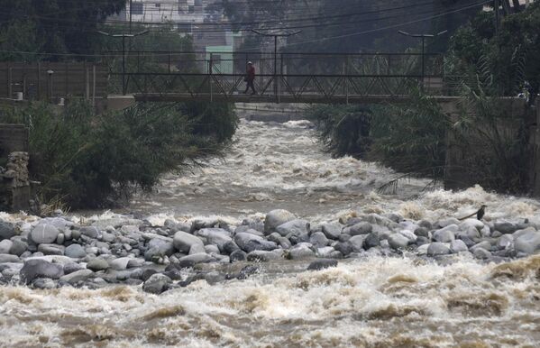 Женщина идет по мосту через реку Римак в Лиме, Перу. - Sputnik Таджикистан