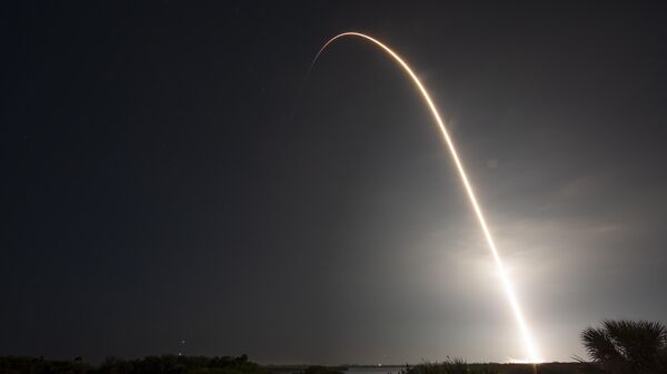 Запуск ракеты SpaceX Falcon 9. Архивное фото - Sputnik Таджикистан