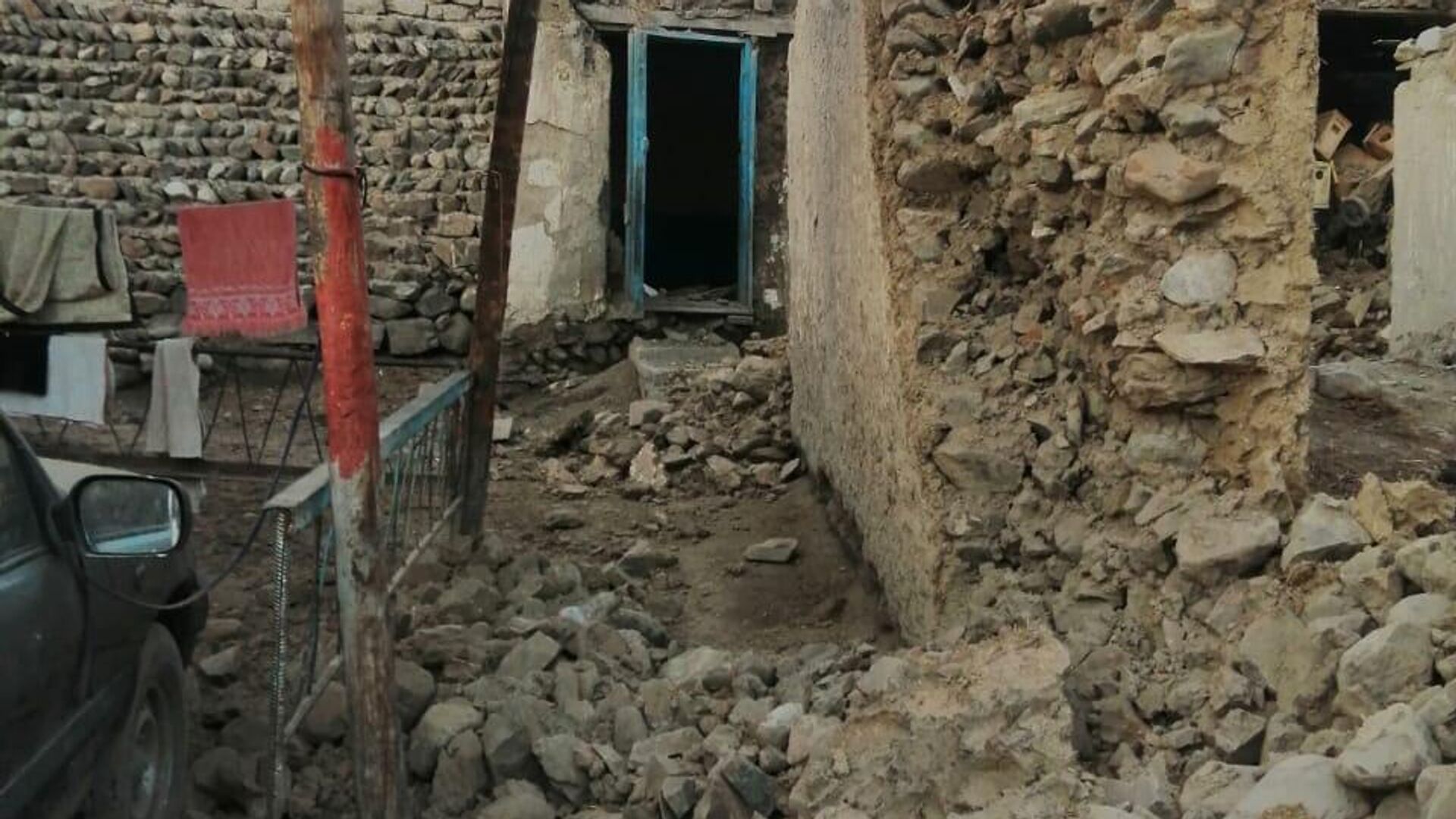 Поврежденные строения из-за землетрясения  - Sputnik Таджикистан, 1920, 27.03.2023