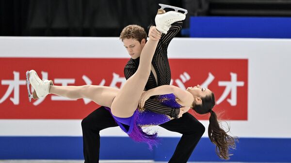 Американская пара Кэролайн Грин и Майкл Парсонс выступают в конкурсе ритмичных танцев на льду на чемпионате мира по фигурному катанию 2023 в Сайтаме - Sputnik Таджикистан