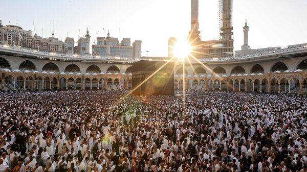 Верующие-мусульмане во время совершения магрибской молитвы в ознаменование окончания первого дня поста в священном месяце Рамадан в Большой мечети в священном городе Мекка, Саудовская Аравия - Sputnik Таджикистан