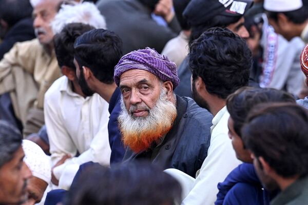 Верующие-мусульмане ждут разговения на улице в первый день священного месяца Рамадан в Равалпинди в Пакистане. - Sputnik Таджикистан