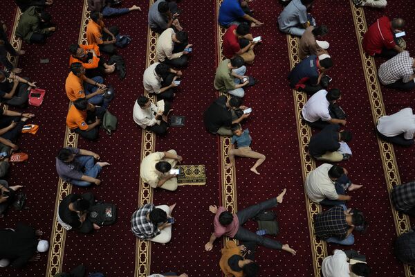 Мусульмане собираются во время первой пятничной молитвы месяца Рамадан в мечети Истикляль в Джакарте. - Sputnik Таджикистан