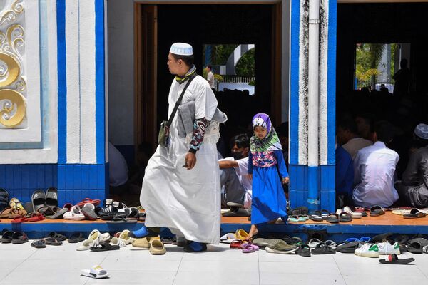 Мужчина и его дочь перед мечетью во время молитвы во второй день священного для мусульман месяца Рамадан в городе Тагиг в пригороде Манилы. - Sputnik Таджикистан