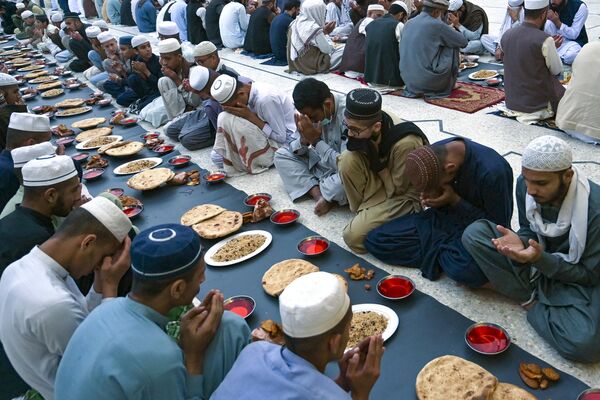 Мусульмане молятся перед разговением в Рамадан в Пешаваре. - Sputnik Таджикистан