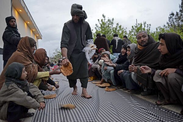 На Рамазан верующие воздерживаются от приема пищи и питья в светлое время суток. - Sputnik Таджикистан