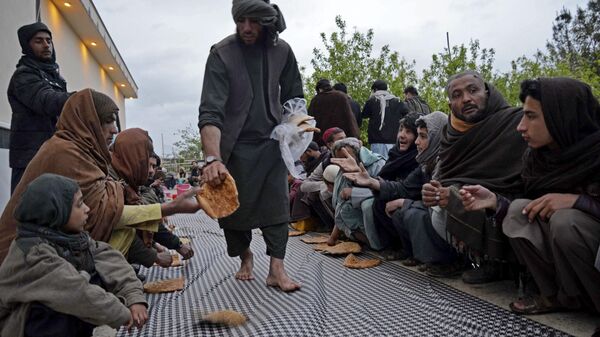 Преданные мусульмане в первый день священного месяца Рамадан в мечети в Кандагаре, Афганистан - Sputnik Тоҷикистон