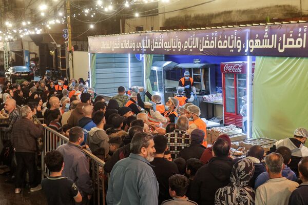 В южном пригороде Бейрута волонтеры раздают людям традиционные блюда Рамадана. - Sputnik Таджикистан