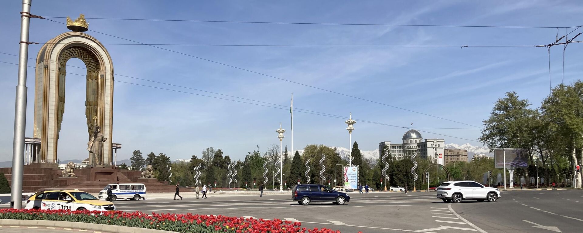 Цветы в городе Душанбе в центре города - Sputnik Тоҷикистон, 1920, 05.09.2023