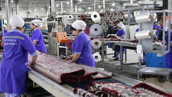 Производство ковров на фабрике  Ковры Кайраккума - Sputnik Таджикистан