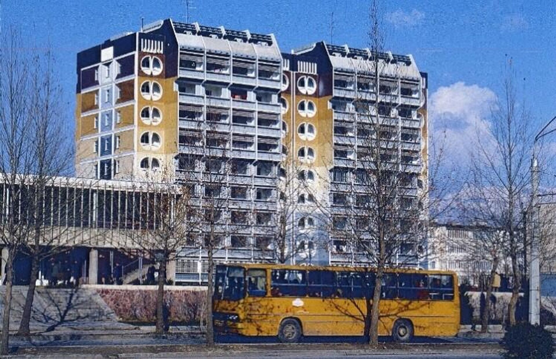 Крупнопанельный жилой дом улучшенной планировки - Sputnik Таджикистан, 1920, 29.03.2023