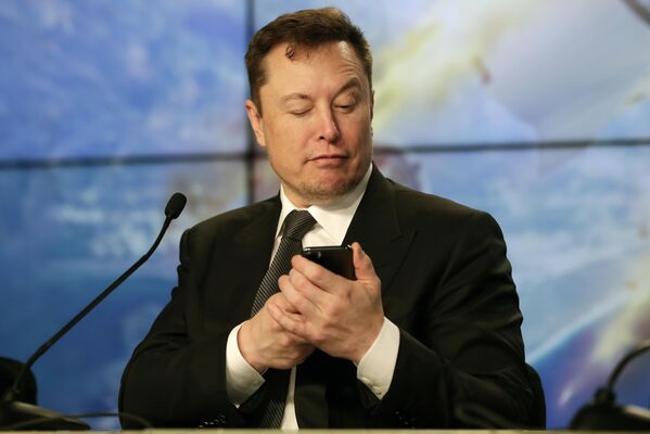 С таким лицом Илон Маск ищет для журналистов ответ в интернете во время пресс-конференции сразу после испытательного полета ракеты Falcon 9 SpaceX. - Sputnik Таджикистан
