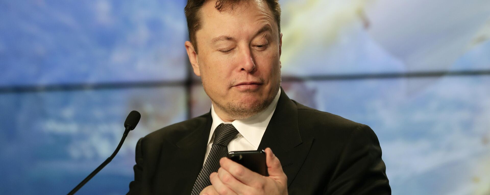 Основатель SpaceX Илон Маск шутит с журналистами, делая вид, что ищет ответ на вопрос по мобильному телефону во время пресс-конференции - Sputnik Тоҷикистон, 1920, 11.06.2023
