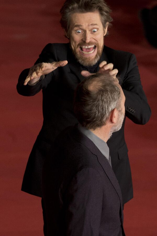 Яркая гримаса актера Уиллема Дефо на 9-м Римском кинофестивале. - Sputnik Таджикистан