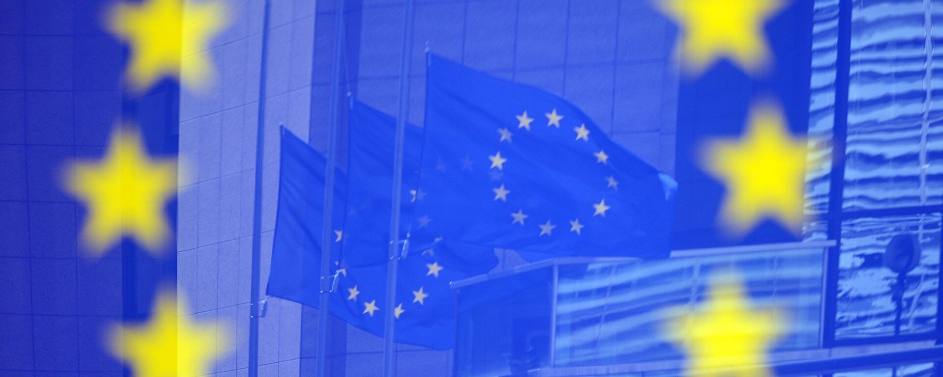 Флаги в отражении на стенде с эмблемой ЕС. Архивное фото - Sputnik Таджикистан, 1920, 29.09.2025