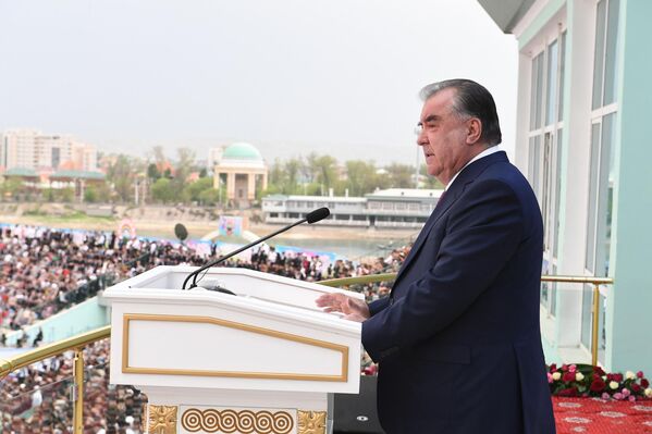 Президент Таджикистана Эмомали Рахмон принял участие в концерте, посвященном Наврузу в Худжанде. - Sputnik Таджикистан
