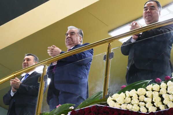 Президент Таджикистана Эмомали Рахмон, а также глава Согда Раджаббой Ахмадзода и премьер-министр республики Кохир Расулзода во время концерта в Худжанде. - Sputnik Таджикистан