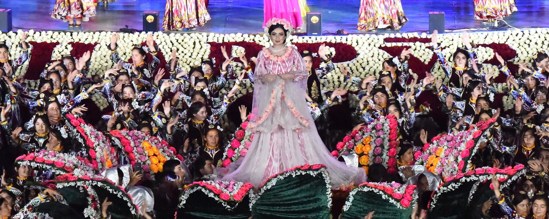 Народное празднование в честь международного праздника Новруз в городе Худжанд - Sputnik Тоҷикистон, 1920, 31.03.2023