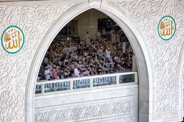 Верующие-мусульмане молятся в помещении вокруг Каабы на Рамадан. - Sputnik Таджикистан