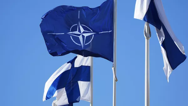 Флаг НАТО, и флаги Финляндии - Sputnik Тоҷикистон