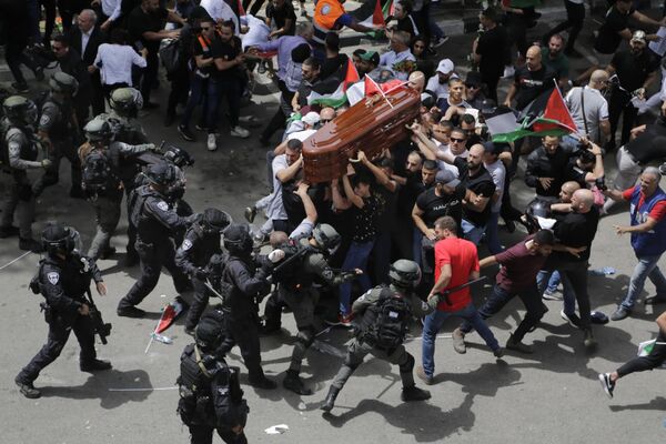 Столкновение израильской полиции со скорбящими во время похорон журналистки &quot;Аль-Джазиры&quot; Ширин Абу Акле. - Sputnik Таджикистан