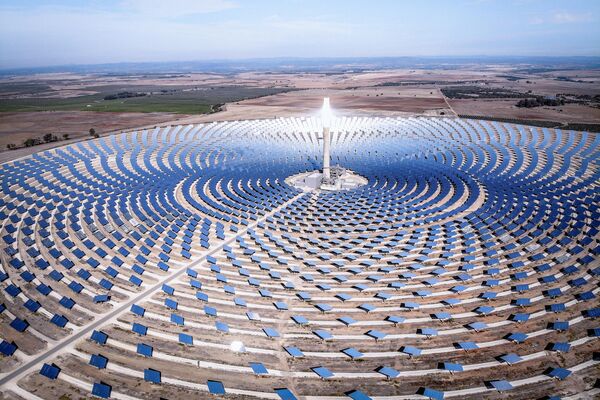 Солнечная электростанция в Испании, которая вместо солнечного света использует тепло от нагревания. - Sputnik Таджикистан