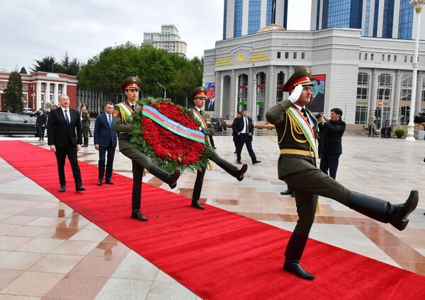 В рамках визита Алиев принял участие в возложении венка к памятнику Исмоилу Сомони. - Sputnik Таджикистан