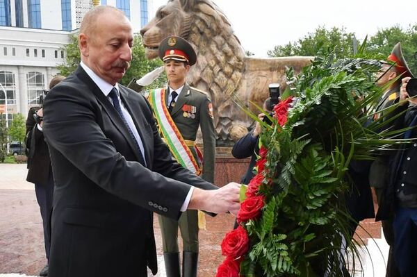 Алиев возлагает венок. - Sputnik Таджикистан