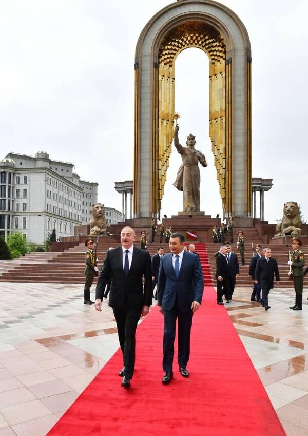 Ильхам Алиев и Кохир Расулзода возле памятника Исмоилу Сомони. - Sputnik Таджикистан