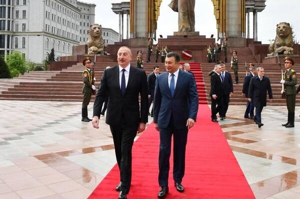 Президент Азербайджана и премьер-министр Таджикистана возле памятника Исмоила Сомони. - Sputnik Таджикистан