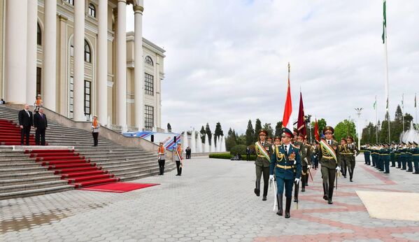 Рахмон и Алиев наблюдают за торжественным парадом. - Sputnik Таджикистан