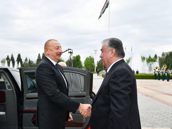 Эмомали Рахмон и Ильхам Алиев жмут друг другу руки. - Sputnik Таджикистан