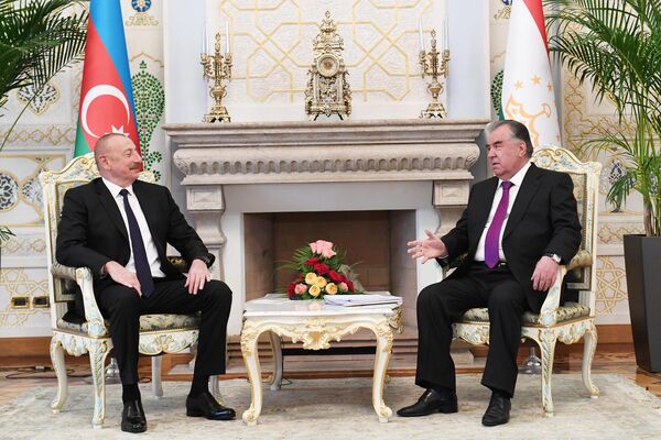 Эмомали Рахмон и Ильхам Алиев на переговорах во Дворце Наций в Душанбе. - Sputnik Таджикистан