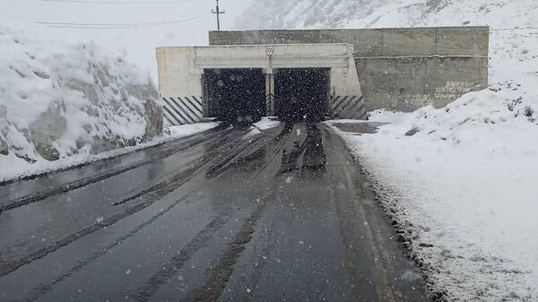 Снегопад на трассе Душанбе - Чанак - Sputnik Таджикистан