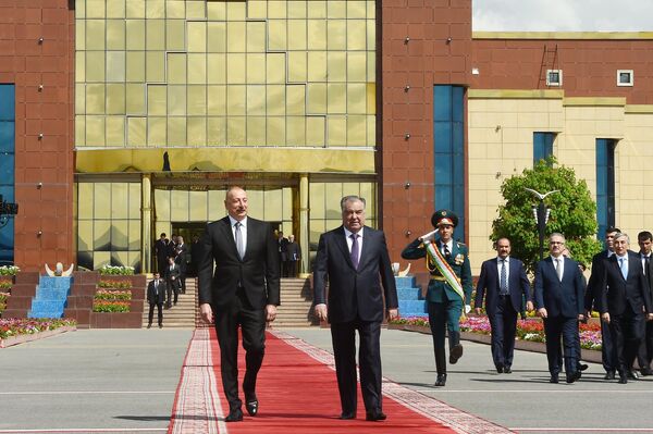 Президент Азербайджана во время встречи с главой таджикского государства в Душанбе пригласил его совершить ответный визит в республику. - Sputnik Таджикистан