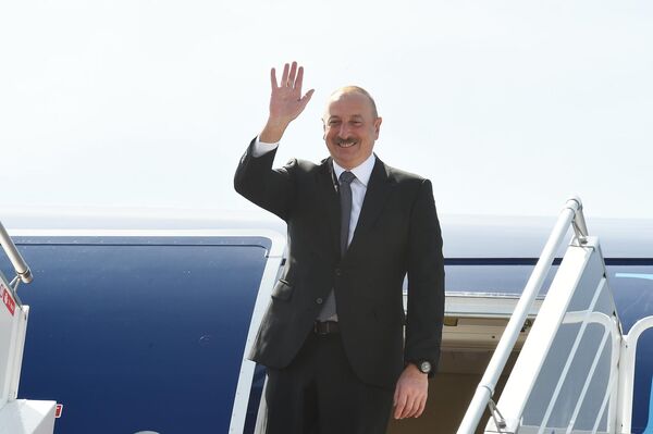 Ильхам Алиев машет рукой на прощание. - Sputnik Таджикистан