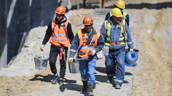 Строители на участке дороги  - Sputnik Тоҷикистон