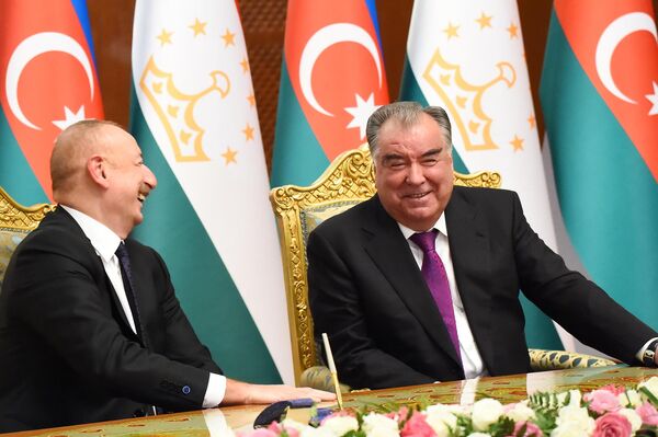 Более того, в ходе переговоров между городами Исфара и Шуша был заключен договор о побратимстве. - Sputnik Таджикистан