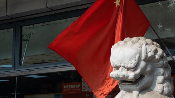 Китайский флаг на одной из улиц Пекина.  - Sputnik Тоҷикистон