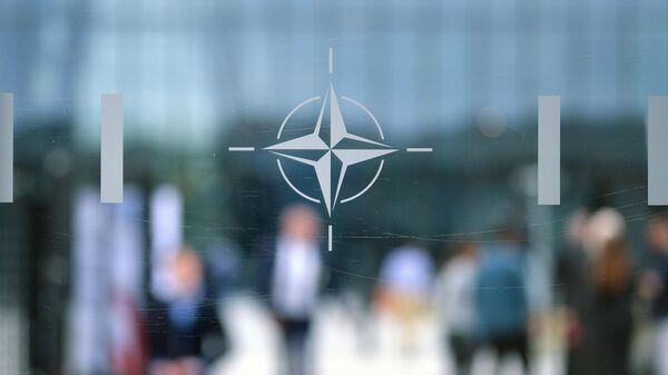 Эмблема Организации Североатлантического договора (НАТО) в Брюсселе.   - Sputnik Таджикистан