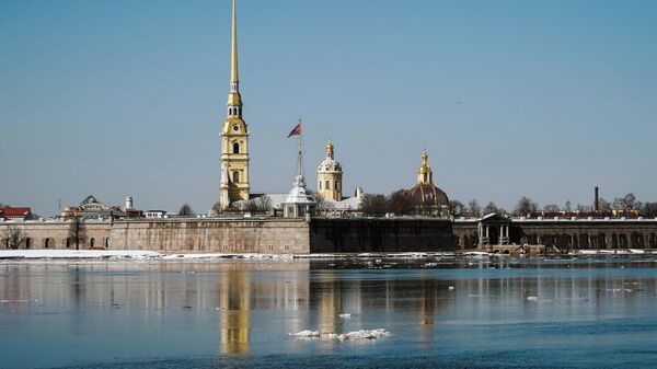 Ледоход на реке Неве у Петропавловской крепости в Санкт-Петербурге - Sputnik Таджикистан
