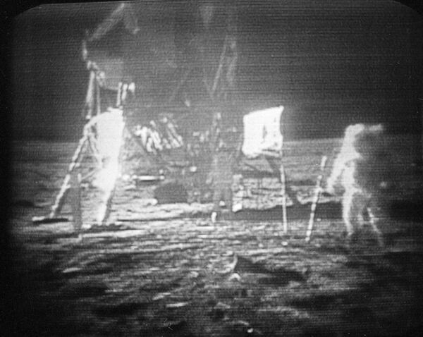 Американский астронавт Нил Армстронг бредет по поверхности Луны 20 июля 1969 года рядом с пилотируемым космическим кораблем &quot;Аполлон-11&quot;. - Sputnik Таджикистан