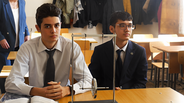 Таджикские школьники на факультативе по физике Сила ума - Sputnik Таджикистан