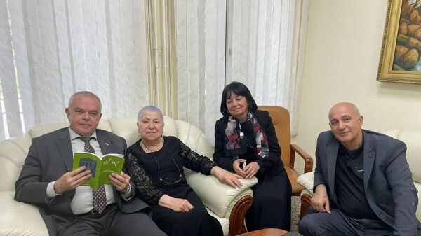 Посол РФ в Таджикистане Семен Григорьев и редколлегия журнала Памир - Sputnik Таджикистан