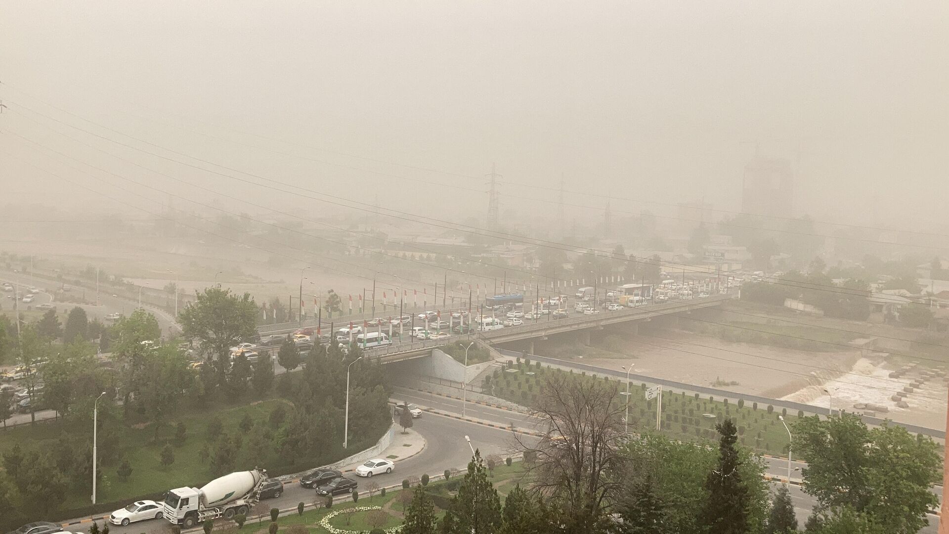 Душанбе накрыла пыльная буря - Sputnik Таджикистан, 1920, 23.06.2023