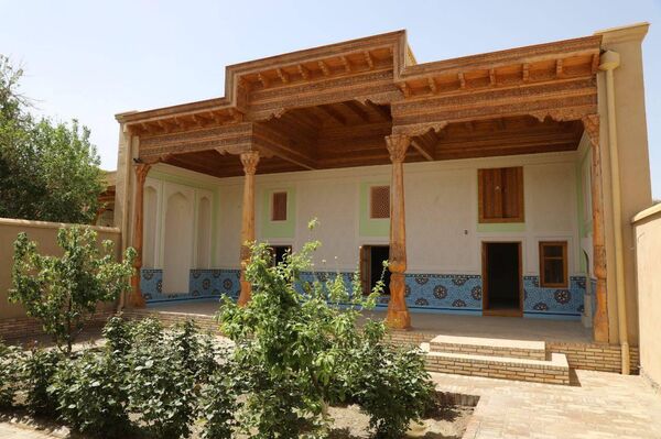 Они занимаются восстановлением административного здания, старинных домов и дворов Худжанда, музея и других объектов. - Sputnik Таджикистан