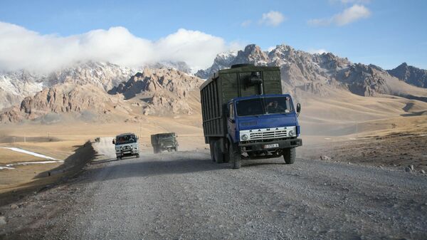 Автомобили в горах - Sputnik Таджикистан