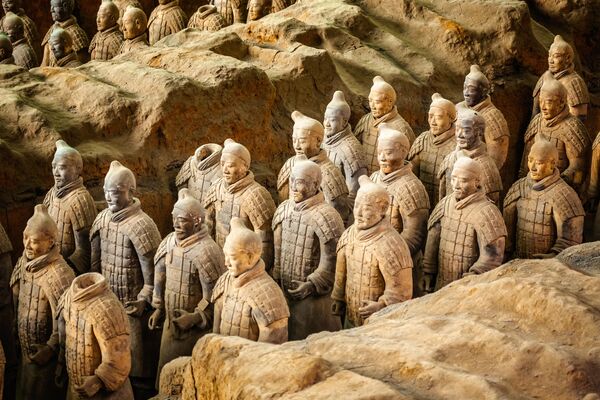 Раскопанные скульптуры статуй солдат терракотовой армии императора Цинь Шихуанди, Сиань, Шэньси, Китай. - Sputnik Таджикистан