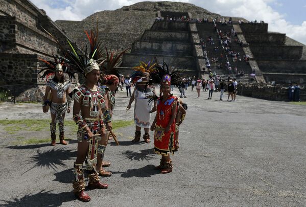 Танцоры ацтеков ждут начала церемонии зажжения пламени Pan Am на месте археологических раскопок в Теотиуакане, 2019 год, Перу. - Sputnik Таджикистан