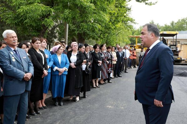 Председатель Согда общается с местными жителями. - Sputnik Таджикистан